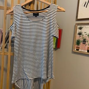 Open shoulder hi low top